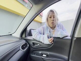RECOGIENDO A CHICA SIN HOGAR DE LA CALLE